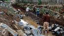 Pekerja mengerjakan pondasi turap di bantaran kali Tanah Baru, Srengseng Sawah, Jakarta Selatan, Jumat (9/10/2015). Pengerjaan turap ini bertujuan untuk mengatasi kelongosoran tanah di pinggiran kali. (Liputan6.com/Yoppy Renato)