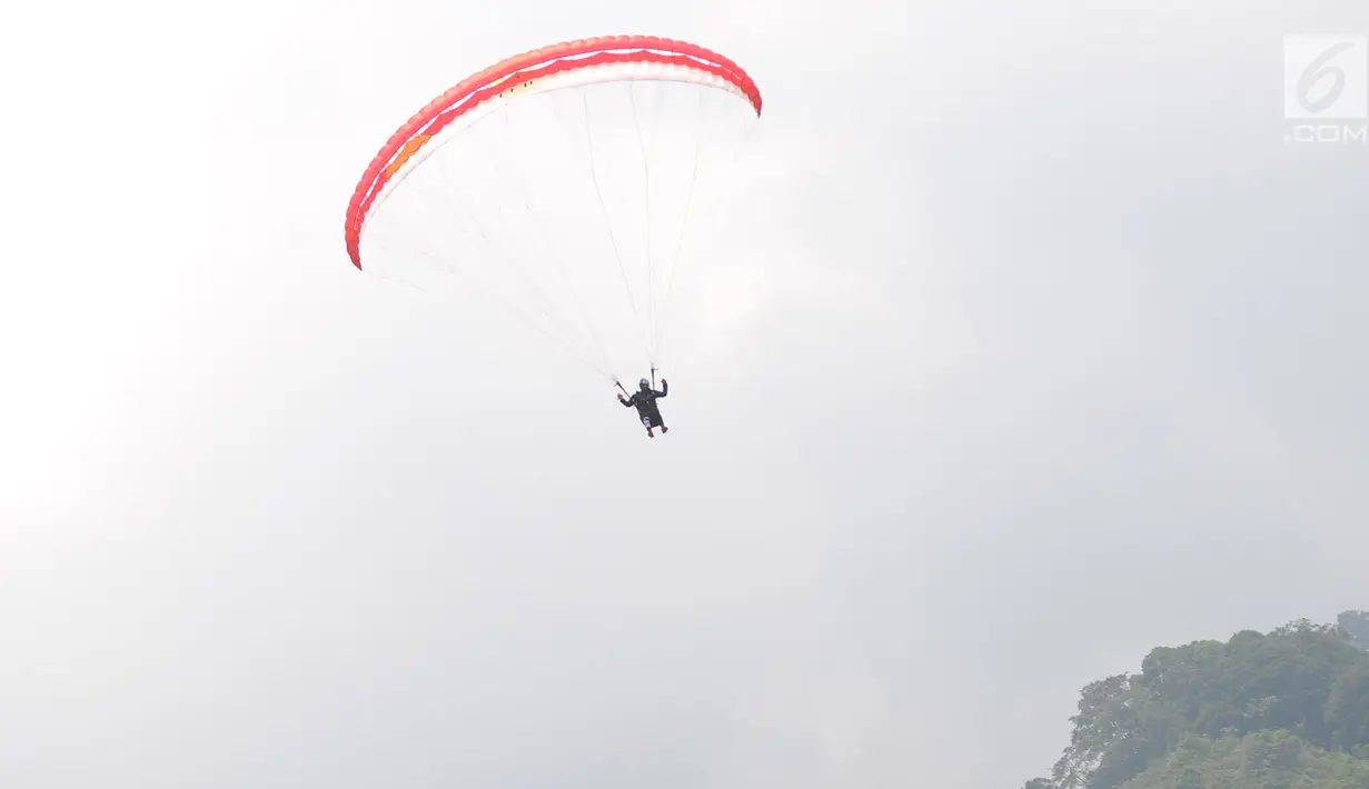 Atlet paralayang Indonesia, Rika Wijayanti saat lepas landas pada babak nomor ketepatan mendarat individu putri di Gunung Mas, Puncak, Jawa Barat, Kamis (23/8). Rika menyumbangkan medali perunggu dengan mengoleksi 120 poin. (Merdeka.com/Arie Basuki)