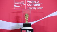 Trofi FIFA World Cup 2026 diperlihatkan kepada media saat Trophy Tour di Jakarta International Convention Center (JICC), Senayan, Jakarta, Kamis (22/1/2026). (Bola.com/ Abdul Aziz)