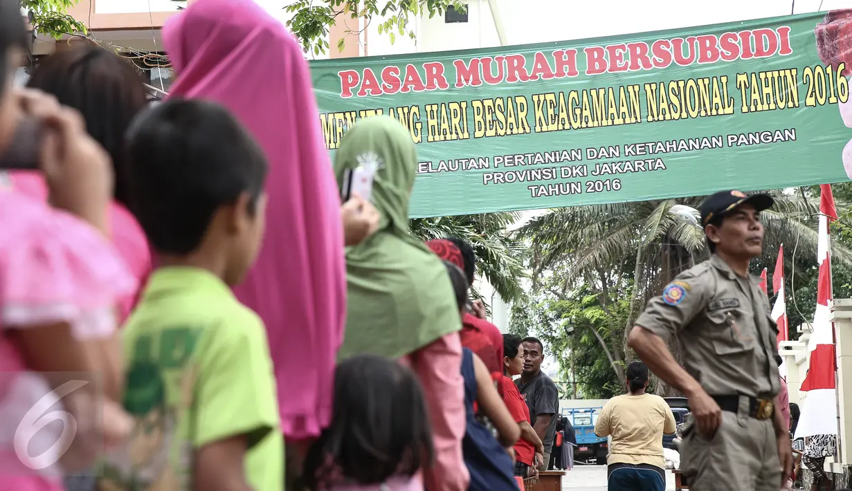 Pemprov DKI menggelar operasi pasar daging murah di Kantor Kecamatan Matraman, Jakarta, Senin (27/6). Daging sapi dan ayam yang dibanderol Rp39 ribu/kg dan Rp10 ribu/kg itu hanya dijual kepada pemegang KJP Sekolah Dasar (SD). (Liputan6.com/Faizal Fanani)