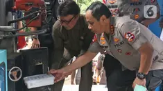 Wakapolri Komjen Pol Gatot Eddy Pramono dan Menpan RB Tjahjo Kumolo memasukan barang bukti sabu ke dalam mesin pembakaran saat pemusnahan narkoba di Mapolda Metro Jaya, Rabu (19/2/2020). Total nilai jual dari barang bukti tersebut ditaksir mencapai Rp 1,58 triliun. (Liputan6.com/Herman Zakharia)