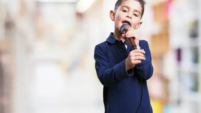 Anak menyanyi (Foto: freepik/asier_relampagoestudio)