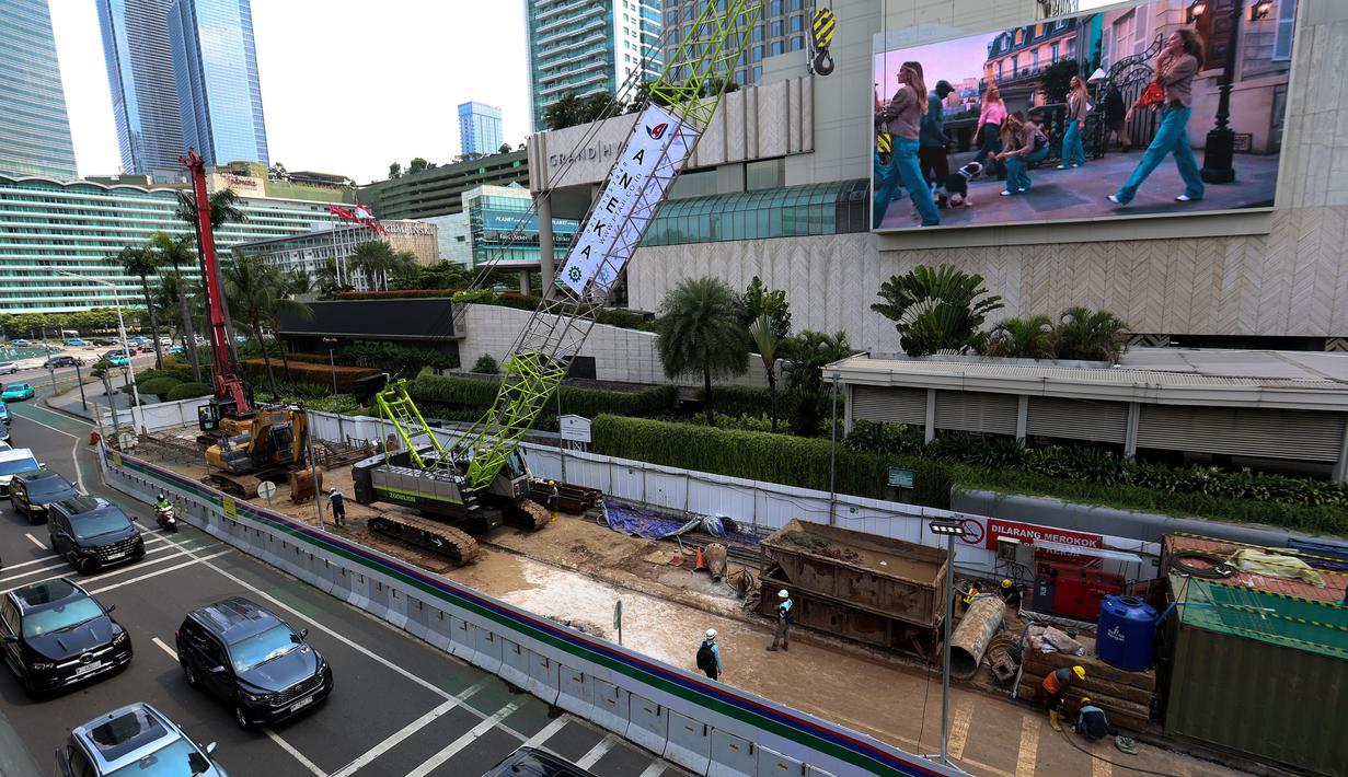 Proyek revitalisai yang dimulai pada 11 April hingga 30 Mei 2026 berdampak pada penutupan sebagian lajur sepeda dan trotoar. Tampak dalam foto, suasana proyek revitalisasi Stasiun Bundaran HI Bank Jakarta di Jalan MH Thamrin, Senin 20 April 2026. (Kapanlagi.com/Budy Santoso)
