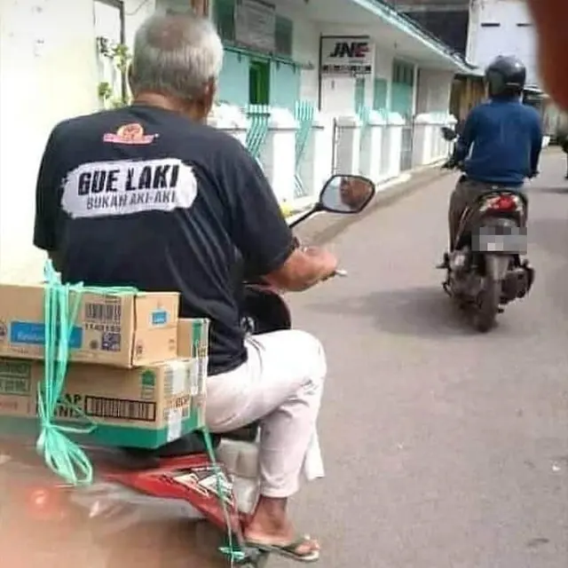 6 Tulisan di Belakang Kaus Oblong Bapak-Bapak Ini Bikin Tawa Pecah