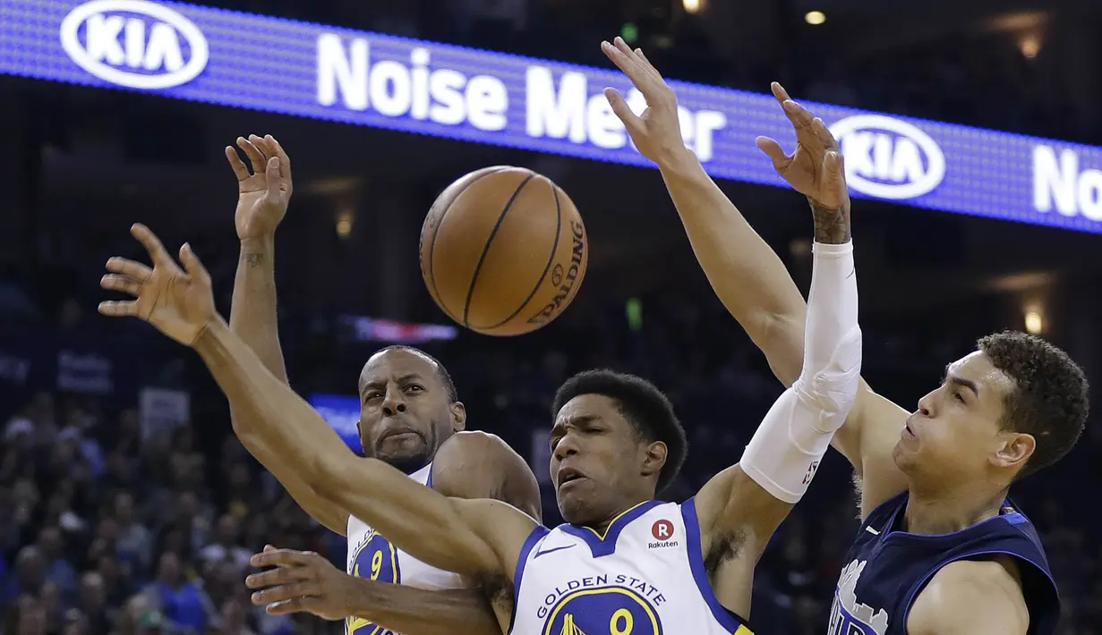 Pebasket Golden State Warriors, Andre Iguodala, berebut bola dengan pebasket Dallas Maverick, Dwight Powell, pada laga NBA di Oracle Arena, Oakland, Kamis (14/12/2017). Warriors menang 112-97 atas Mavericks. (AP/Marcio Sanchez)