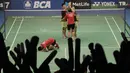 Ganda campuran Indonesia, Tontowi Ahmad/Liliyana Natsir, berhasil menjadi juara BCA Indonesia Open usai mengalahkan pasangan China, Zheng Siwei/Cheng Qinqchen di JCC, Jakarta, Minggu (18/6/2017). (Bola.com/M Iqbal Ichsan)