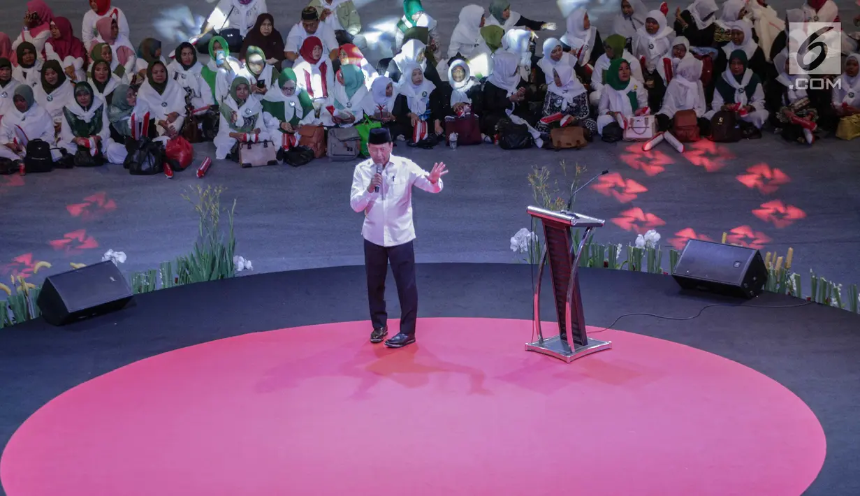 Menko Polhukam Wiranto memberi sambutan dalam deklarasi dukungan Arus Baru Muslimah terhadap capres-cawapres nomor urut 01 Joko Widodo dan Ma'ruf Amin dalam Pilpres 2019 di Istora Senayan,  Jakarta, Minggu (24/2). (Liputan6.com/Faizal Fanani)