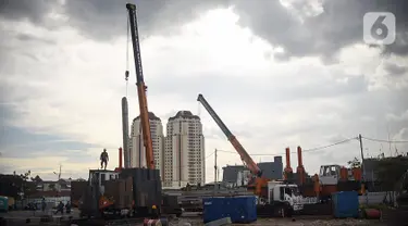 Pekerja menyelesaikan pembangunan Kampung Susun Akuarium di kawasan Penjaringan, Jakarta Utara,  Kamis (07/02/2021). Pembangunan kampung susun yang dikerjakan pada awal bulan Desember ditargetkan rampung pada Desember tahun 2021. (Liputan6.com/Fery Pradolo)