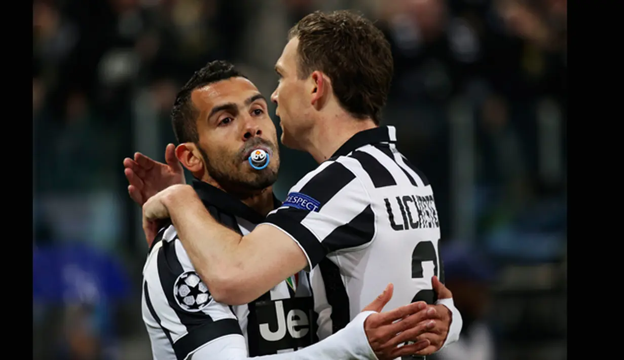 Penyerang Juventus, Carlos Tevez (kiri) memeluk Stephan Lichtsteiner usai mencetak gol saat laga melawan Borussia Dortmund di 16 besar Liga Champions (leg 1) di Stadion Juventus, Turin, Italia, (24/2/2015). (AFP PHOTO/GIUSEPPE CACACE)