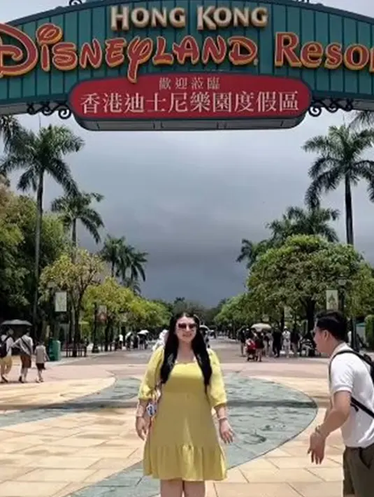 Honeymoon di Hong Kong, Clarissa Putri dan Sandro Fahdhipa pun tak menyia-nyiakan waktu. Mereka sudah mengunjungi sejumlah tempat populer di Hong Kong dalam waktu yang singkat. Salah satunya dengan mengunjungi Disneyland Hong Kong. Momen romantis keduanya pun bikin warganet gemas. (Liputan6.com/IG/@clarissaputri_)