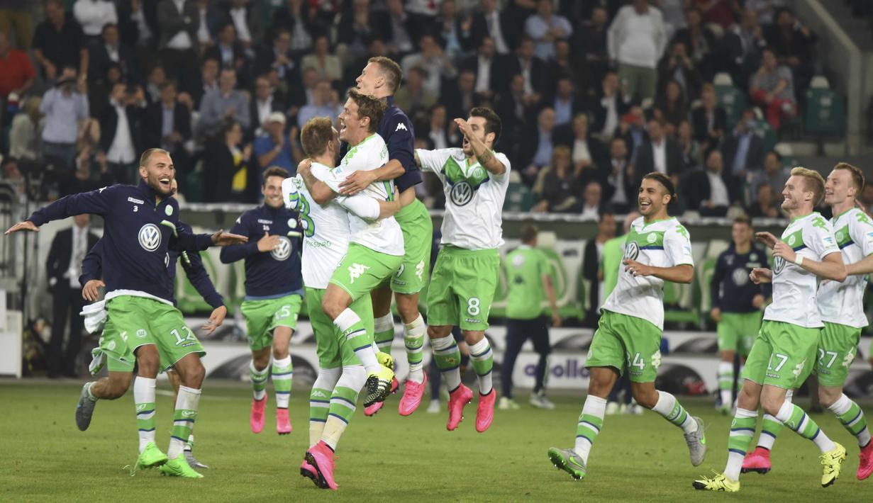 Pemain VfL Wolfsburg mereyakan kemenangan setelah mengalahkan Bayern Munchen lewat adu penalti yang memperebutkan Piala Super Jerman di Wolfsburg, Jerman. (1/8/2015). (Reuters/Fabian Bimmer)