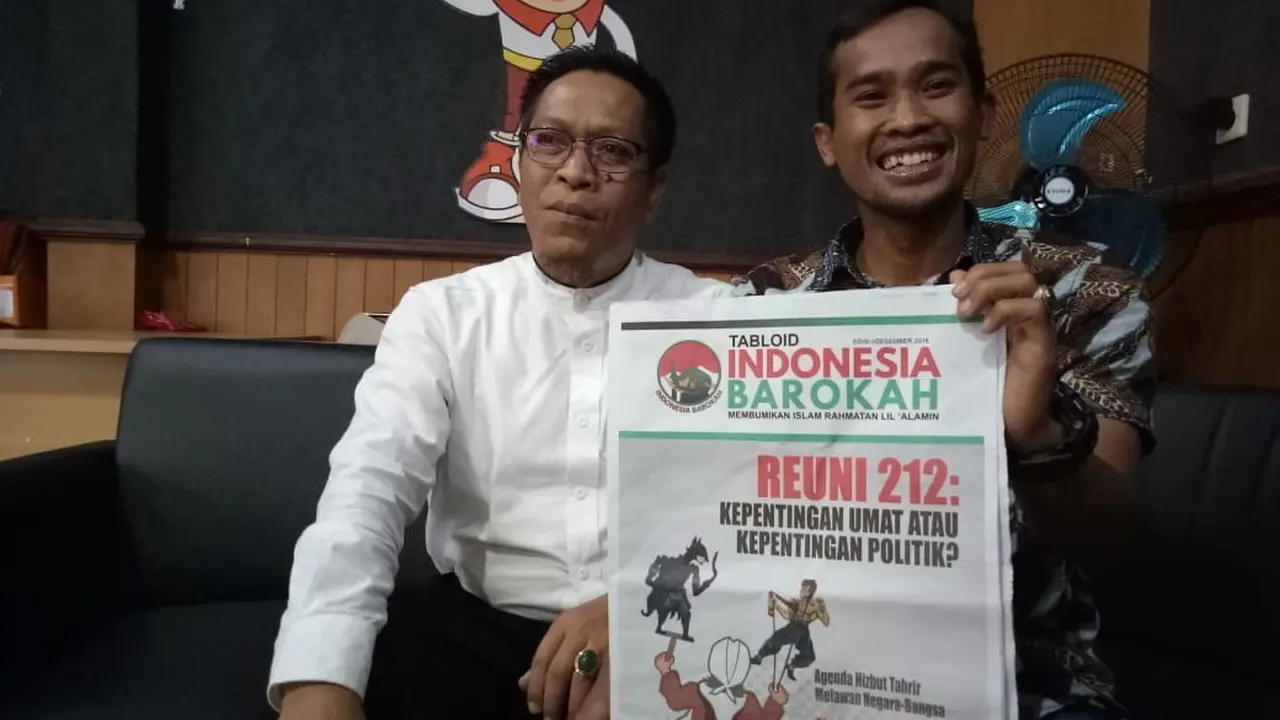 Komisioner Bawaslu Garut menunjukan tabloid Indonesia Barokah