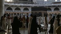 Umat Muslim berkumpul untuk berdoa selama bulan puasa Ramadhan di sekitar Ka'bah, tempat suci umat Islam, di kompleks Masjidil Haram di kota Saudi Mekah (9/4/2022). Arab Saudi mengatakan pada Sabtu (9/4) mengizinkan satu juta jemaah untuk melaksanakan ibadah haji 1443 H. (AFP/Abdel Ghani Bashir)