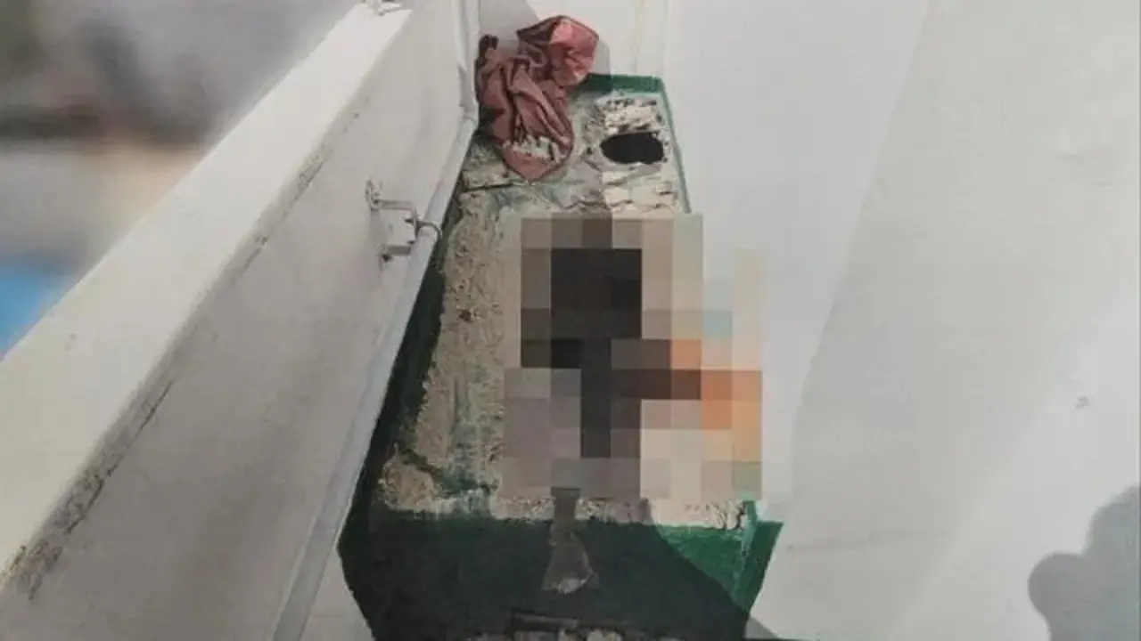Jasad wanita itu ditemukan di dalam koper yang terkubur di beton di balkon lantai tiga. (Geoje Police Station)