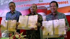 Menteri Desa, PDT dan Transmigrasi Marwan Jafar menunjukan nota kesepahaman bersama BRI dan Bulog, Jakarta, Kamis (13/8/2015). Kerjasama ini untuk mempercepat pembangunan pedesaan dan daerah tertinggal. (Liputan6.com/Yoppy Renato)