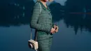 Lucy Boynton, pemeran dalam film Bohemian Rhapsody, tampil memesona dengan setelan tweed bermotif plaid berwarna hijau-putih. Penampilannya yang segar dan penuh gaya mengundang perhatian banyak orang, menjadikannya salah satu ikon fashion di acara tersebut. [Dok/Chanel].
