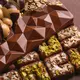 Cokelat dengan isian creamy dan renyah ini populer karena tampilannya yang menarik serta perpaduan rasa yang berbeda dari cokelat biasa. (Foto/Dok: Unsplash)