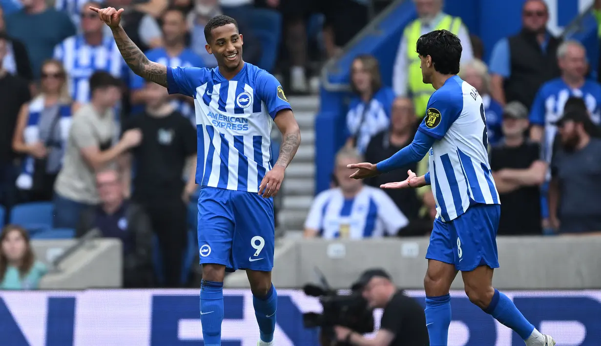 Selebrasi striker Brighton and Hove Albion, Joao Pedro (kiri) setelah mencetak gol ke gawang Luton Town pada laga pekan pertama Liga Inggris 2023/2024 di American Express Community Stadium, Brighton (12/8/2023). Joao Pedro yang didatangkan Brighton and Hove Albion dari Watford ini diturunkan sebagai starter saat menghadapi tamunya Luton Town. Ia mencetak gol kedua Seagulls lewat eksekusi penalti pada menit ke-71 dalam laga laga yang tuntas 4-1 untuk kemenangan tuan rumah. (AFP/Justin Tallis)
