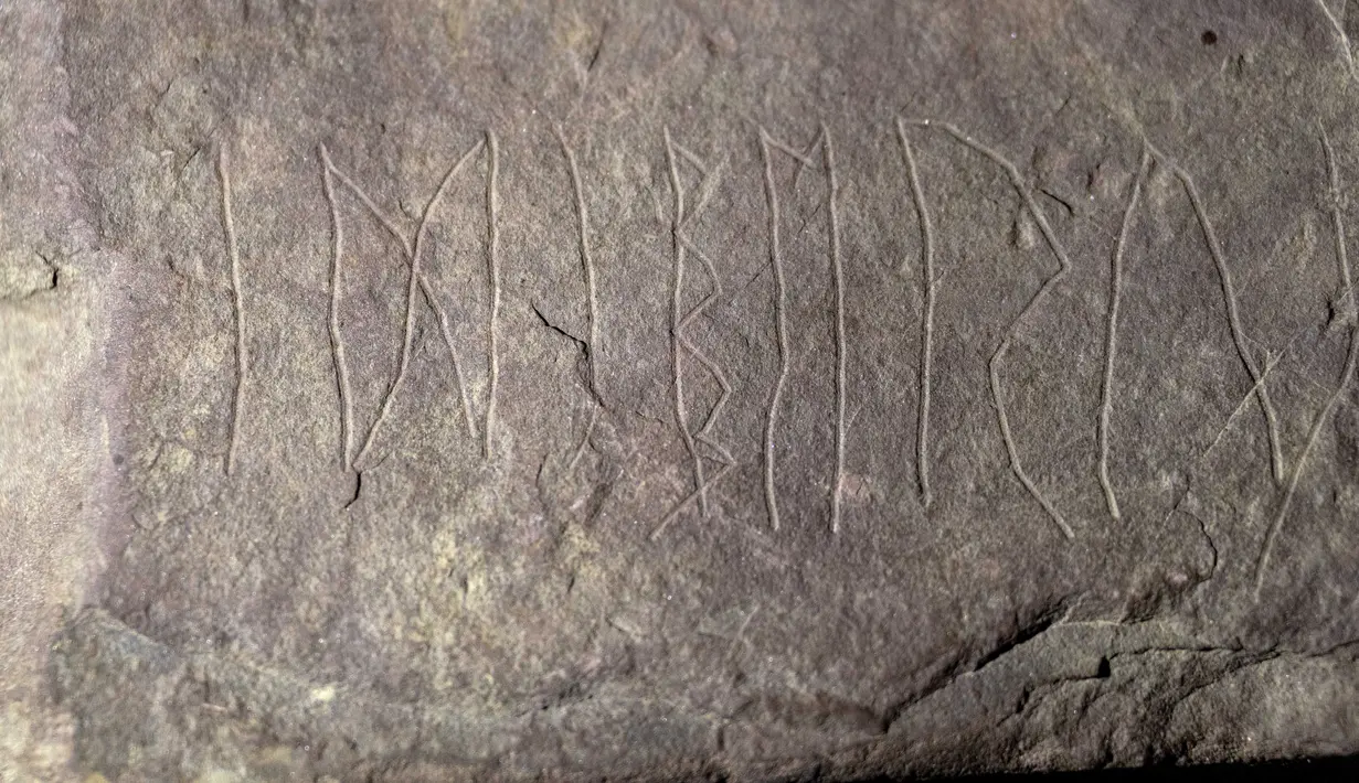 Runestone yang ditemukan di Tyrifjorden, Norwegia, diperlihatkan di Museum Sejarah Budaya di Oslo, pada 12 Januari 2023. Para arkeolog dari Museum Sejarah Kebudayaan di Oslo pada Selasa, 17 Januari 2023, mengatakan mereka menemukan batu bertuliskan alfabet rune yang mereka klaim sebagai yang tertua di dunia. (Javad Parsa/NTB Scanpix via AP)