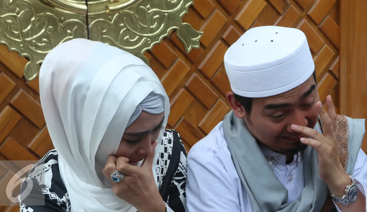 Istri Ustad Solmed, Aprile Jasmine menangis saat  memberikan keterangan pers terkait issu pengeroyokan suaminya, Jakarta, Rabu (11/5). Menurut Aprile, suaminya tidak bersalah. Keterlambatan suaminya bukan faktor kesengajaan.(Liputan6.com/Herman Zakharia)