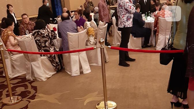 Mantan Menteri KKP Susi Pudjiastuti (atasan ungu) hadir di HUT Kaisar Jepang di Jakarta. Dok: Tommy Kurnia/Liputan6.com