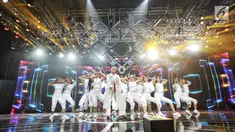 Aksi panggung penyanyi Siti Badriah tampil dalam malam puncak Hut SCTV ke-28 di ICE BSD, Tangerang, Jumat (24/8). Dalam penampilannya mereka membawakan lagu berjudul "Lagi Syantik". (Liputan6.com/Faizal Fanani)