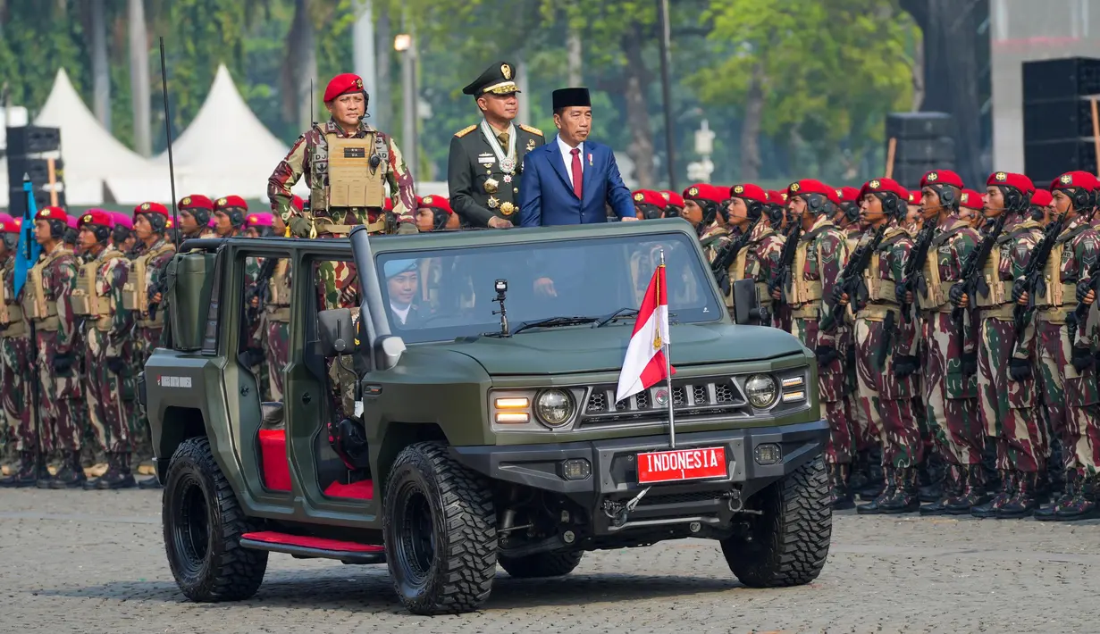 Presiden Republik Indonesia Joko Widodo didampingi Panglima TNI Jenderal TNI Agus Subiyanto (kedua kanan) dan komandan upacara Mayjen TNI Djon Afriandi (kiri) menginspeksi pasukan saat parade yang menandai ulang tahun ke-79 Tentara Nasional Indonesia di Lapangan Monumen Nasional (Monas) Jakarta, Sabtu, 5 Oktober 2024. (AP Photo/Tatan Syuflana)