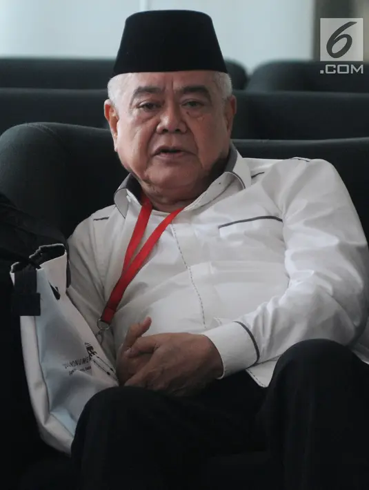Anggota Komisi VII DPR RI, Nawafie Saleh berada di ruang tunggu sebelum menjalani pemeriksaan di Gedung KPK, Jakarta, Senin (24/9). Politikus Partai Golkar itu diperiksa sebagai saksi terkait kasus dugaan suap proyek PLTU Riau-1. (Merdeka.com/Dwi Narwoko)