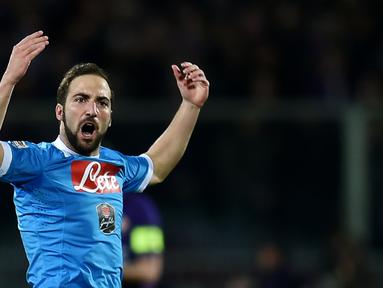 Ekspresi striker Napoli, Gonzalo Higuain, setelah mencetak gol ke gawang Fiorentina dalam laga Serie A Italia di Stadion Artemio Franchi, Firenze, Selasa (1/3/2016) dini hari WIB. (AFP/Alberto Pizzoli)
