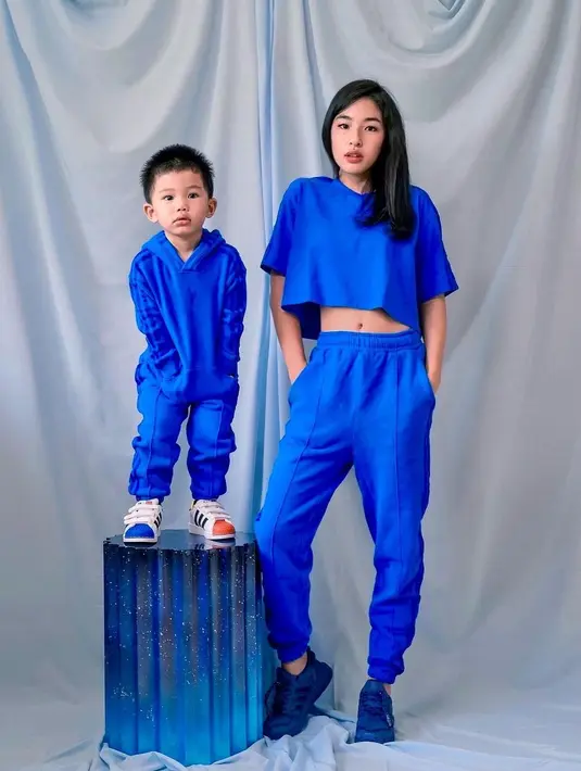 Ibu dan anak ini pun kerap menunjukkan kekompakan mereka di media sosial, degan baju berwarna senada contohnya. (Instagram/tiffanysoetanto)