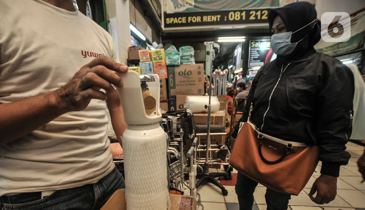 Pedagang saat menunjukkan tabung oksigen ukuran 0,3 kubik yang tersisa di tokonya di Pasar Pramuka, Jakarta, Kamis (24/6/2021). Salah seorang pedagang, Jahendri (45) mengungkapkan ketersediaan tabung oksigen di Pasar Pramuka mengalami kelangkaan bahkan hampir kosong. (merdeka.com/Iqbal S. Nugroho)