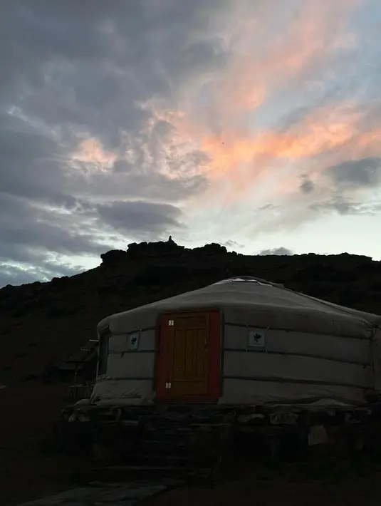 Dalam potret yang dibagikan, Nikita memperlihatkan tempat penginapannya dengan Indra yang kental dengan suasana rustic. Selain itu, ia juga membagikan sederet OOTD-nya yang menawan. [Instagram/nikitawillyofficial94]