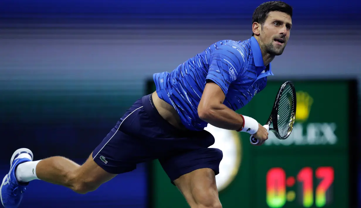 Petenis Serbia, Novak Djokovic mengembalikan bola ke arah lawannya Juan Ignacio Londero dari Argentina pada babak kedua AS Terbuka 2019 di Arthur Ashe Stadium, Rabu (28/8/2019). Novak Djokovic  lolos setelah menyudahi perlawanan Londero dengan skor 6-4, 7-6 (7-3), dan 6-1. (AP/Charles Krupa)