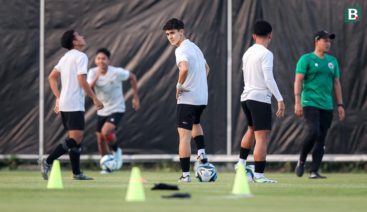 <p>Pemain Timnas Indonesia U-17, Amar Brkic (tengah) dkk saat menjalani official training di Lapangan Latihan A Gelora Bung Tomo, Surabaya, Minggu (12/11/2023) sore menjelang laga kedua Grup A Piala Dunia U-17 2023 menghadapi Panama yang akan berlangsung di Stadion Gelora Bung Tomo, Senin, 13 November 2023. (Bola.com/Bagaskara Lazuardi)</p>