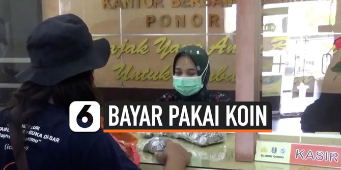 VIDEO: Rajin Menabung, Pria ini Bayar Pajak Kendaraan Pakai Koin
