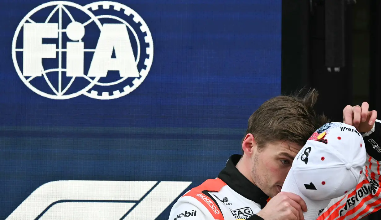 Pembalap Red Bull Racing asal Belanda, Max Verstappen bereaksi setelah meraih posisi terdepan dalam sesi kualifikasi Grand Prix Formula Satu Jepang di sirkuit Suzuka, prefektur Mie pada 5 April 2025. (Philip FONG/AFP)