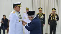 Wakil Presiden (Wapres) Ma’ruf Amin menyematkan tanda Kehormatan Bintang Yudha Dharma Utama kepada Panglima Tentara Nasional Indonesia (TNI), Laksamana TNI Yudo Margono, di Istana Wapres, Selasa (14/11/2023). (Dok. BPMI, Setwapres)