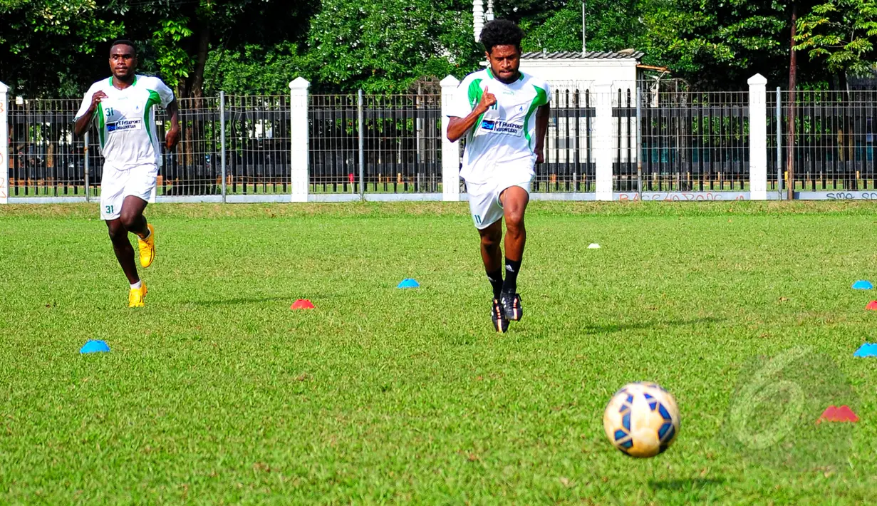 Persipura Jayapura jalani sesi latihan fisik jelang Piala AFC 2015 di Lapangan C Senayan, Jakarta, Rabu (6/5/2015). Tampak, Imanuel Wanggai (kanan) saat berlatih di Lapangan C Senayan, Jakarta . (Liputan6.com/Yoppy Renato)