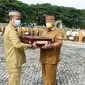 Gubernur Gorontalo Rusli Habibie menyerahkan pakaian dinasnya bersama Wakil Gubernur Idris Rahim untuk dimuseumkan Pemerintah Provinsi Gorontalo
