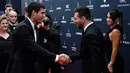 Lionel Messi (kanan) bersalaman dengan Carlos Alcaraz, petenis Spanyol peraih penghargaan kategori breaktrough award pada acara seremoni Laureus Awards 2023 di Paris, Prancis, Selasa (9/5/2023) dini hari WIB. Lionel Messi sebelumnya juga pernah meraih penghargaan Laureus Awards pada tahun 2020 untuk kategori individu bersanding dengan pebalap F-1 asal Inggris, Lewis Hamilton. (AFP/Julien De Rosa)
