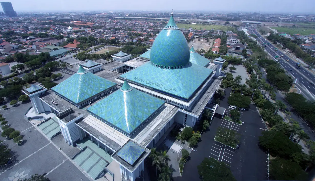 Masjid Al-Akbar dibangun di atas lahan 11,2 hektar di Surabaya, Jawa Timur dengan gaya arsitektur yang unik dan modern.  Masjid ini mampu menampung jamaah sebanyak 59.000 orang. (Istimewa)