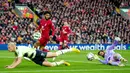 Penjaga gawang Liverpool, Alisson (kanan) melakukan penyelamatan di depan pemain Manchester City Erling Haaland selama pertandingan sepak bola Liga Inggris antara Liverpool dan Manchester City di Stadion Anfield, Liverpool, Minggu (16/10/2022). Kemenangan The Reds atas Man City mengangkat posisi Liverpool ke urutan delapan dengan 13 poin dari 9 laga. (AP Photo/Jon Super)