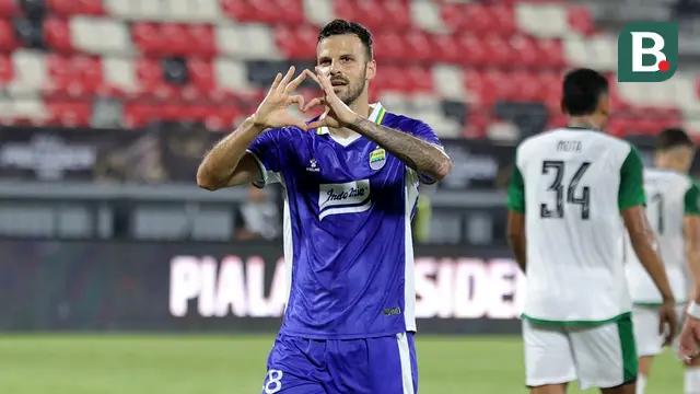 Foto: Final Dramatis! Persebaya Angkat Trofi Piala Presiden 2026 Usai Kalahkan Persib Lewat Adu Penalti