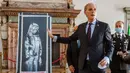 Duta Besar Prancis untuk Italia, Christian Masset, menerima dari jaksa penuntut Italia lukisan seniman Inggris Banksy yang menggambarkan sosok perempuan muda dengan ekspresi sedih di Kedutaan Besar Prancis di Roma (14/7/2020). (AP/Photo/Domenico Stinellis)