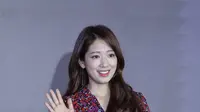 Park Shin Hye saat berkunjung ke Indonesia (Adrian Putra/Fimela.com)