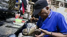 Pekerja sedang menyelesaikan pembuatan sepatu sandal wanita di salah satu industri rumahan yang ada di kawasan Bogor, Jawa Barat, Selasa (25/2/2025). (Liputan6.com/Herman Zakharia)