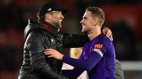 Jurgen Klopp dan Jordan Henderson. (AFP/Glyn Kirk)