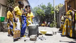 Anggota keluarga mempelai wanita menyiapkan makanan dalam upacara Icilanga Mulilo di Lusaka, ibu kota Zambia (5/9/2020/). Icilanga Mulilo, merupakan upacara sebelum pernikahan di mana mempelai pria disajikan makanan yang disiapkan oleh keluarga mempelai wanita. (Xinhua/Martin Mbangweta)