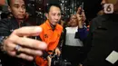 Bupati Rejang Lebong, Muhammad Fikri Thobari, saat digiring petugas naik mobil tahanan usai menjalani pemeriksaan di Gedung Merah Putih Komisi Pemberantasan Korupsi (KPK), Jumat (11/3/2026) dini hari WIB. (Liputan6.com/Helmi Fithriansyah)