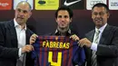 Pada 15 Agustus 2011 Cesc Fabregas resmi dikontrak tim masa kecilnya, Barcelona dengan nilai transfer 29 juta euro dalam durasi kontrak selama 5 tahun. Total 3 musim memperkuat Barcelona hingga akhir musim 2013/2014 ia tampil dalam 151 laga dengan torehan 42 gol dan 50 assist. (AFP/Lluis Gene)